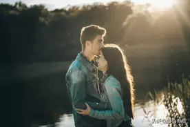 亲吻时，如果男人这么“对待”女人，说明他特别痴迷，爱到深处图片