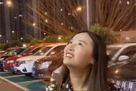 湖北一女子过马路头发莫名竖起来，宛如“孔雀开屏”：只有我这样图片