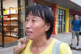 负债26万，东北大姐在义乌当带货主播，一单亏7毛钱还在咬牙坚持图片