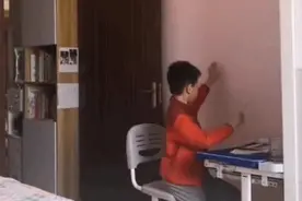 【社会报道】孩子独自写作业监控曝光：全国不少家长发现，看到了自己家的娃的影子图片