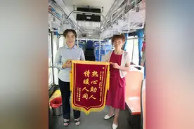 桂林一公交车司机阻挠老人下车，乘客还在旁帮忙！背后原因令人暖心图片