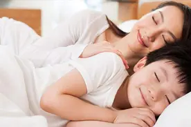 孩子几岁分床睡最合适？过早过晚都不好，父母要考虑多种因素图片