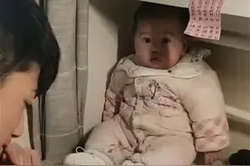 哥哥做题不在状态，找来妹妹陪伴下笔飞快，网友：又想骗我生二胎图片