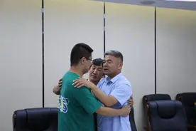 刘德华亲自祝贺，郭刚堂愿意把养父母当亲戚，网友不解：买卖同罪图片