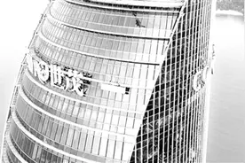厦门世贸双子塔，男子爬上200米高楼欲轻生图片