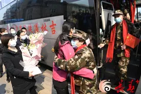 鲜花和拥抱送给最可爱的吉林省前卫医院第二批支援武汉医疗队12名医护人员！图片