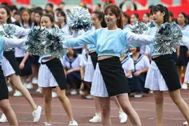 高校运动会上，女生黑丝短裙热舞惹争议，新生直呼不好意思看图片