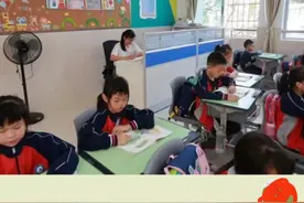 为了推动双减，班主任“入班办公”引发讨论，有利也有弊图片