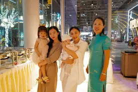 何雯娜庆祝女儿首个儿童节，穿娃娃衫配背带短裙清新靓丽图片