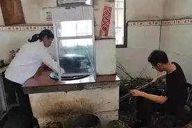 河南母亲一人养全家，11年供出3个大学生，小儿子高考681分上清华图片