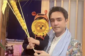 明道双十一罕晒父子合影，为自创品牌打call，儿子手持麦穗祝大卖图片