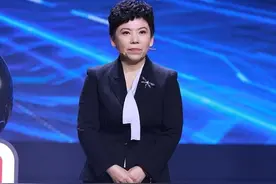 前乒乓球手邓亚萍笑起来挺和蔼，但穿西装气场真强，有冠军范儿了图片