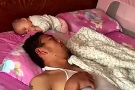 爸爸陪娃睡觉，醒后发现娃不见了，吓坏了赶紧找，结果自己都乐了图片