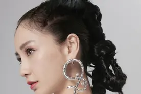 杨颖为代言豁出去了，拿“防蚊纱”当裤子穿，看到腿我被打败了图片