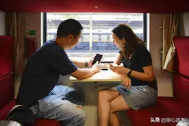 暖心故事：火车上心生暧昧，一路窥视着对面的男孩，他却一路低头图片