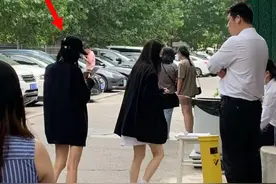 杨幂开工前低调逛街，长腿吸引路人目光，现场男子看得移不开眼图片