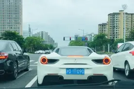 南通街头的沪牌超跑：挂着苏F临牌，居然还有沪C的阿斯顿马丁图片