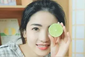 投入男人怀抱时，女人有这4个小动作，说明女人动了真情图片