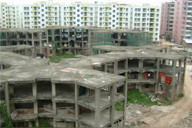 因开发商卷款跑路,江苏一楼盘停工,业主烂尾楼"养鱼",欲赚回房款图片