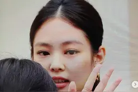 Jennie穿露背装公开亮相，拄拐杖离开受伤仍未恢复图片