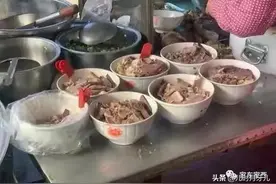 《装台》：平凡人的烟火气，除去馋人的美食，还有铁扣与疤叔等人图片