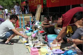 南京大爷摆地摊，年赚150万，难道卖太阳伞也有什么套路不成？图片