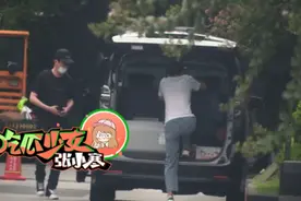 冯绍峰带儿子“想想”出门尽显父爱，赵丽颖专注事业受期待图片