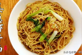 姜葱虾子面：一面两吃，同时做出的蚝油捞面，味道同样鲜美无比图片
