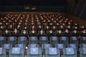 观红色电影 学先进典型——兴平公安组织党员民警观看励志扶贫电影《无翅飞翔》图片