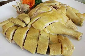 白切鸡怎样做才正宗？下水煮就错了，大厨教你这样做，皮脆肉也滑图片