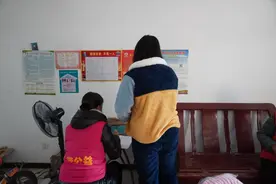 被遗忘的事实孤儿，走在问题少年的路上，“代理妈妈”及时帮他们刹车图片