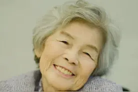 过了50岁但不爱运动的人，学会3个懒人妙招，皮肤也能变得紧实图片