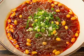 完美复刻路酸辣粉，7种配料的灵魂汤底，酸爽开胃，味道真是一绝图片