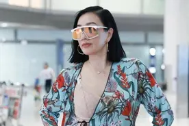 48岁钟丽缇又胖了？两手空空轻松潇洒，却暴露矮个身材图片