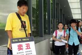 因长相吓人求职受挫，河南一大学生街头“卖丑”，近况怎样无人知图片