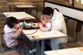 母女俩快餐店就餐，被偷拍后走红，网友：食物差距不止一星半点图片