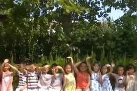 山东一小学开学当天，迎来7对双胞胎！老师：我太难了视频封面