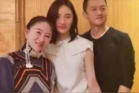 李亚鹏带小19岁女友视察新酒店，两人一起过年，情人节高调表白图片
