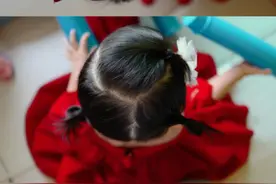 张杰晒双胞胎照片为谢娜庆生？跳跳俏俏更像娜娜，穿红裙唱生日歌图片