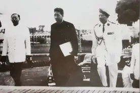 进入越南村庄，鸭子嘎嘎叫，墙上挂毛主席像，与胡志明并列图片