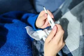 孩子发烧怎么办？先去医院还是先降温？图片