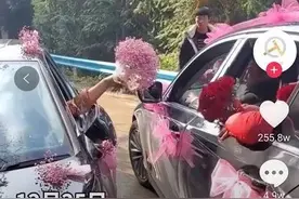 囍“撞”囍！两婚车相遇，新娘互换手捧花送祝福图片