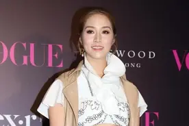 豪门徐子淇越穿越放开了，露胃套装大秀马甲线，阔太圈里罕见图片