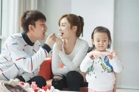 甜馨已不姓贾，李小璐疑为她取了新名字，贾乃亮该怎么办？图片