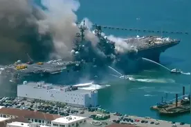 美国海军准航母爆炸起火，港口多艘舰艇紧急避让，专家：或要报废图片