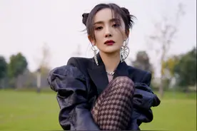 杨幂扎丸子头好少女，穿黑丝秀小鸟腿荡秋千，鞋像43码似比头大图片