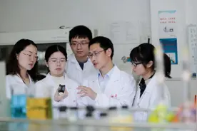 浙大教授实现石墨烯“七十二变”！有望用于药物定向释放 | 专访图片