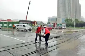 暴雨后的郑州——公交志愿者们义务修路便民通行图片