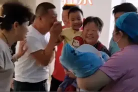 宝妈生二胎，得知是孙女后，爷爷奶奶的表现堪称“教科书”级别图片