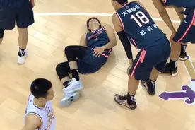争议！胡明轩被撞翻，杜锋和李根隔空争吵，裁判看完录像拒绝升级图片